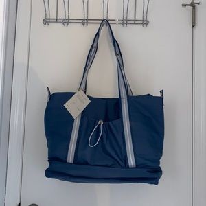 NWT 31 Deluxe Travel Tote